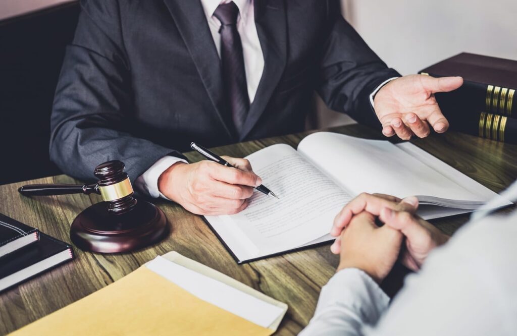 HOW TO FIND THE RIGHT LITIGATION LAWYER?
